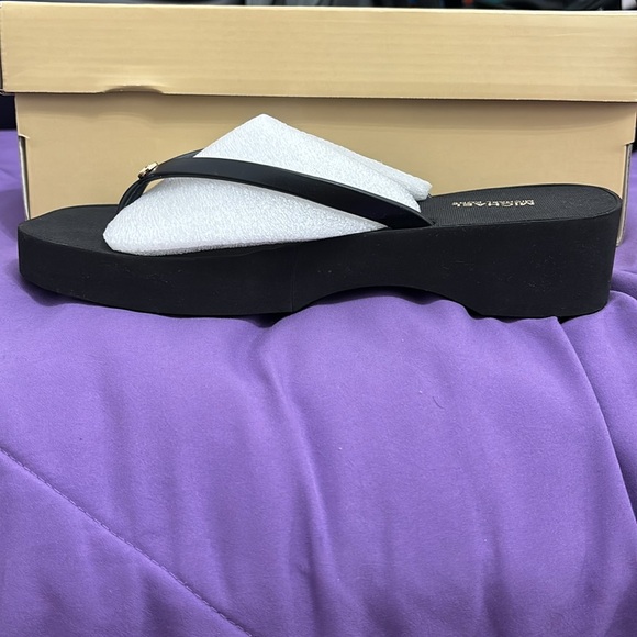 Michael Kors Flip Flop - Picture 3 of 3